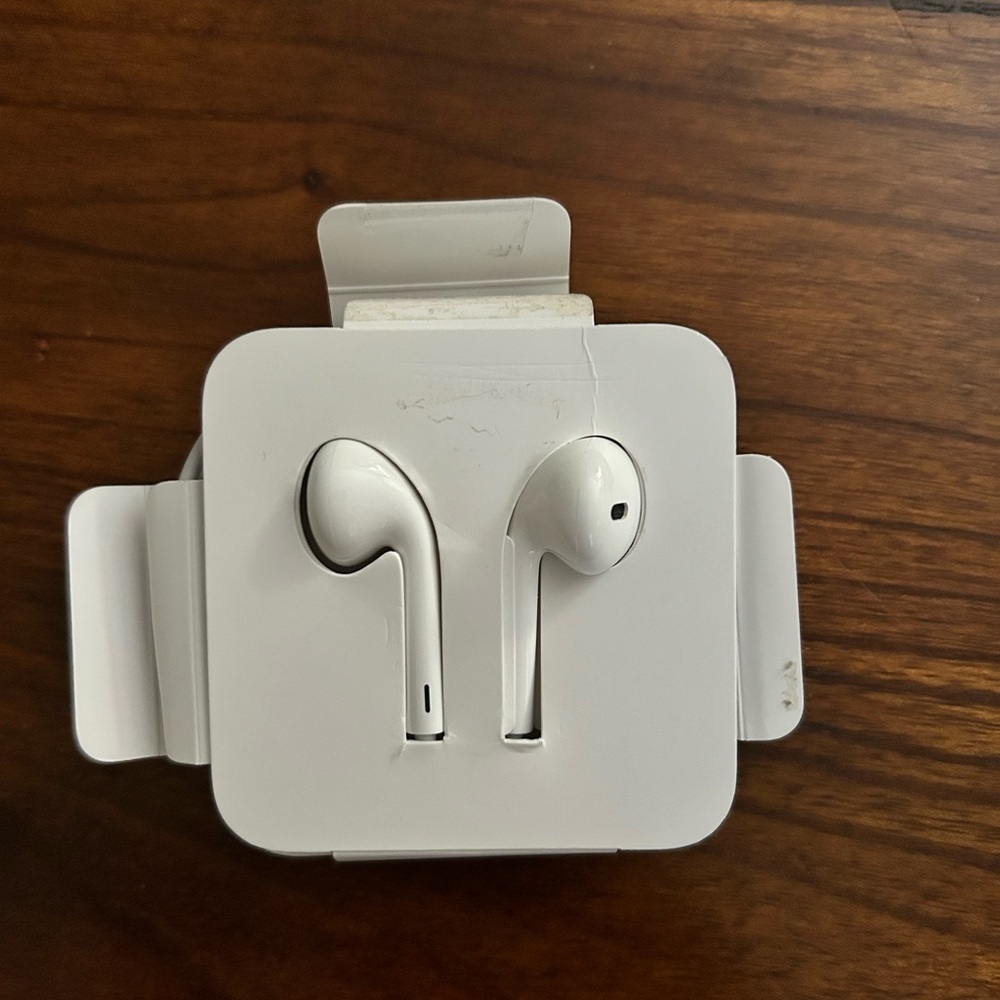 Apple wired Earpods with lightning connector